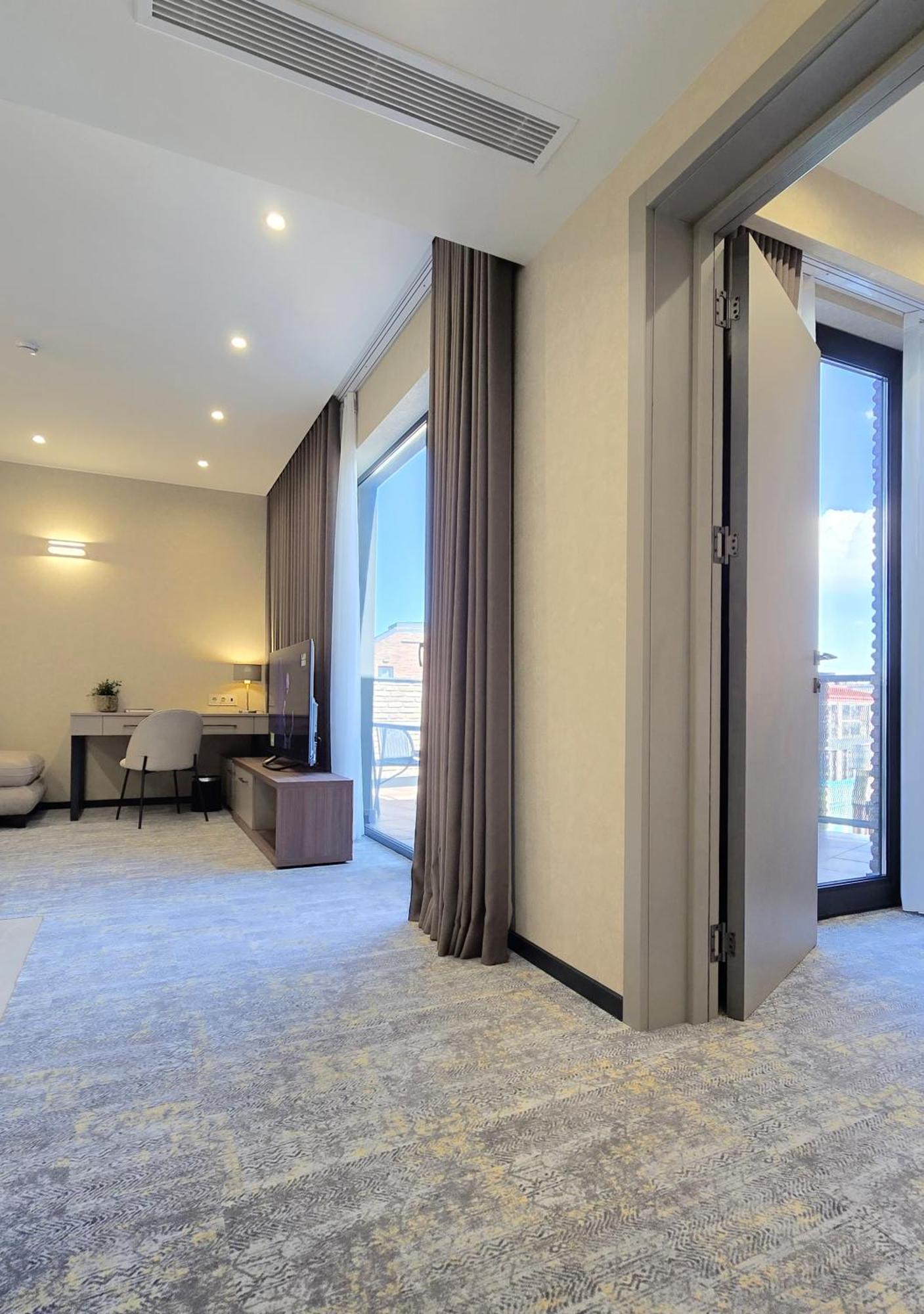 Griffin Hotel Тбилиси Екстериор снимка